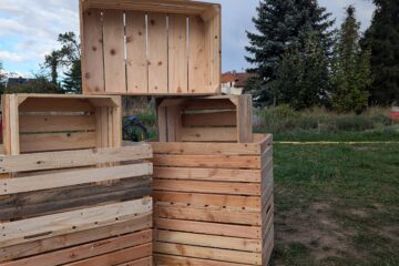 Turm aus selbstgebauten Kisten auf dem Acker