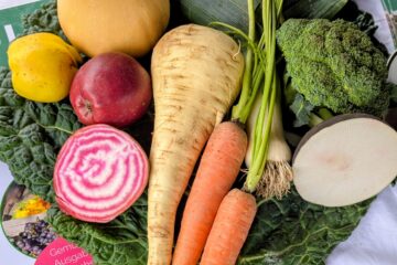 Schön drapiertes Herbstgemüse auf einem Info-Tisch